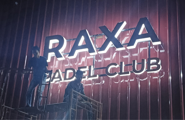 Huruf timbul akrilik LED