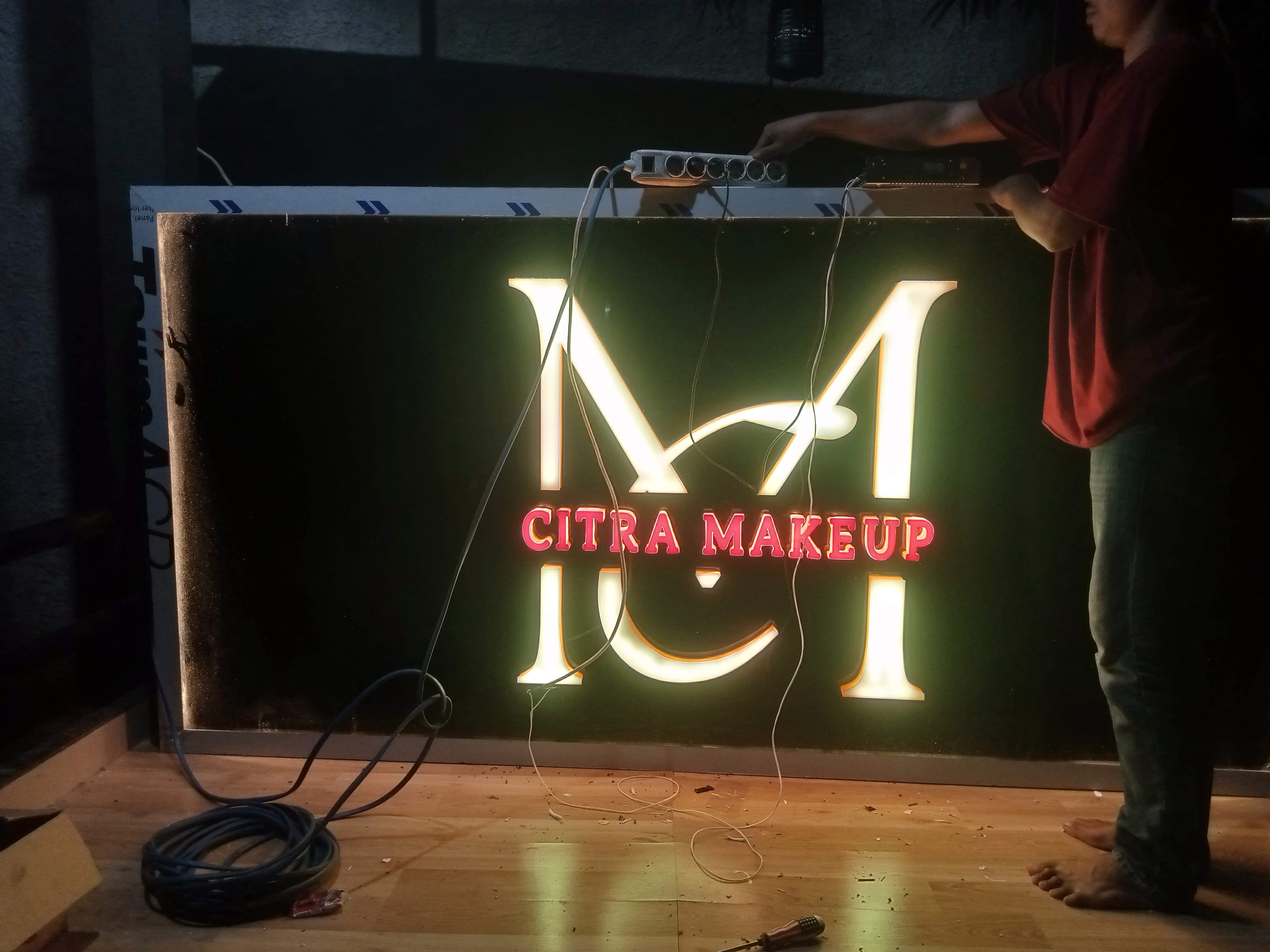 Huruf Timbul akrilik LED Tangerang untuk Clinic Skin Care