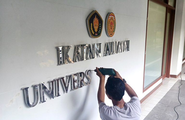 Huruf Timbul Stainless Untuk Branding Kampus