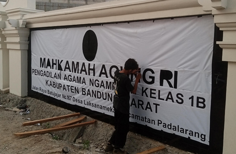 Huruf timbul neon LED malam hari