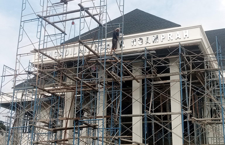 Huruf timbul neon LED malam hari