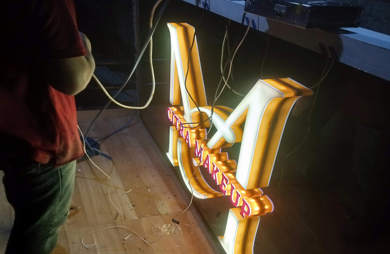 Huruf timbul neon LED malam hari